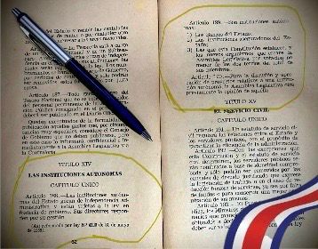 El Artículo 188 de la Constitución Política de Costa Rica establece lo siguiente: "Las instituciones autónomas son las creadas por esta Constitución o por ley para el desempeño de servicios administrativos descentralizados. Estas entidades no están sometidas a la jerarquía del Poder Ejecutivo, salvo lo que esta Constitución y las leyes dispongan en forma expresa." En términos sencillos, este artículo define la naturaleza y características de las instituciones autónomas en Costa Rica. Estas instituciones son creadas por la Constitución o la ley, con el objetivo de desempeñar funciones administrativas de manera descentralizada, lo que significa que no dependen directamente del Poder Ejecutivo, a menos que la Constitución o las leyes específicas determinen lo contrario. Este artículo es clave para garantizar la independencia y autonomía de ciertas instituciones públicas en la gestión de sus actividades y funciones en el país.